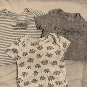 Carter’s onesie set